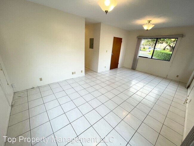 Building Photo - 3 br, 2 bath House - 2820 Kaimuki Ave.