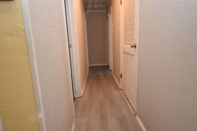 Building Photo - Mishawaka 3 Bedroom Home with Garage!
