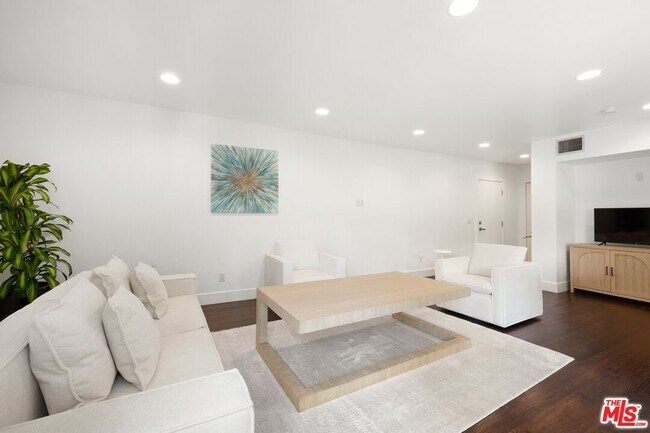 Foto del edificio - 8755 Shoreham Dr