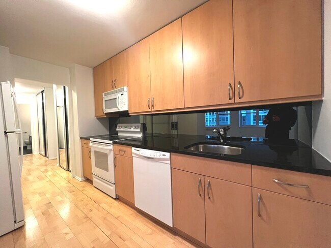 Foto del edificio - 4250 N Marine Dr