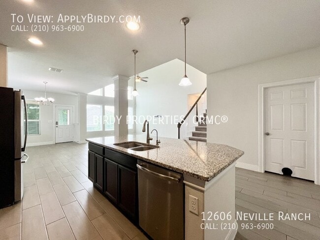 Building Photo - Spacious 4 Bed, 3.5 Bath Home in San Anton...