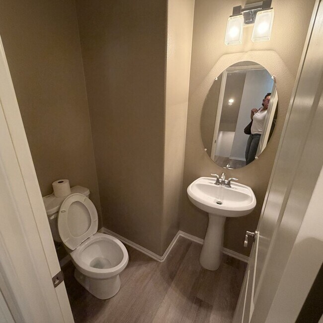 Foto del edificio - Modern 3-story townhouse in Eastvale-MOVE-IN SPECIAL $2595 FOR FIRST 3 MONTHS!