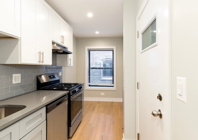 Building Photo - 561 W Cornelia Ave