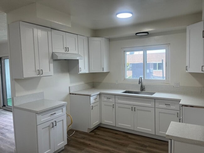 Building Photo - 709 S Flower St