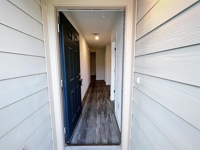 Building Photo - 15717 Del Norte Dr