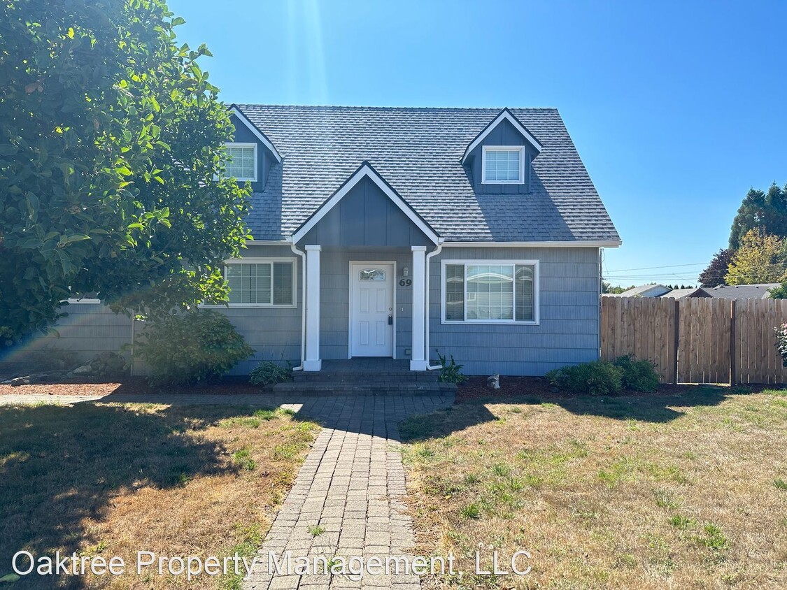 3 br, 2.5 bath House 691 Madrona Dr E House Rental in Monmouth, OR