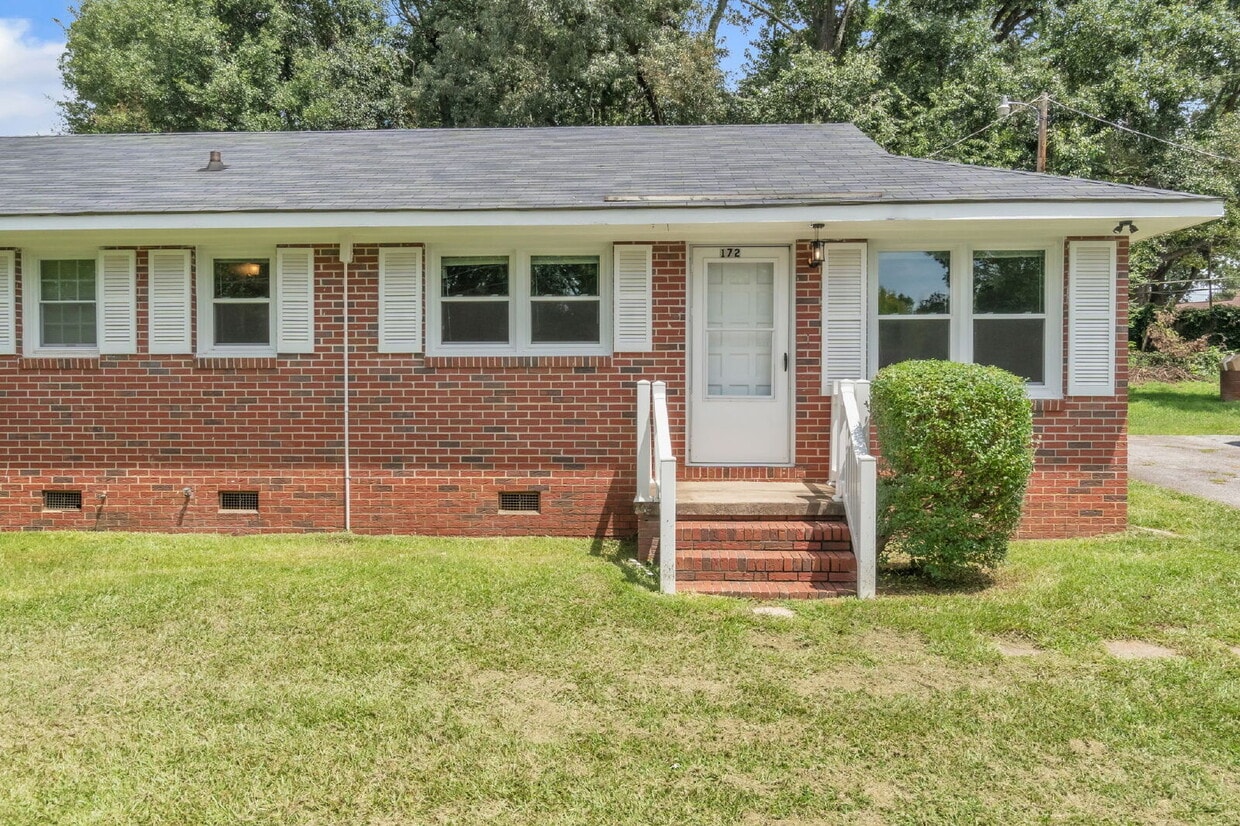 Foto principal - Newly renovated 2 BR / 1 BA Duplex in hear...