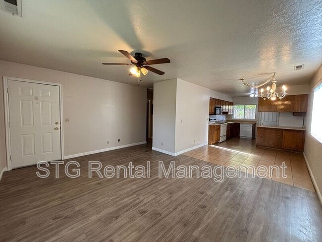 Foto del edificio - 325 N Main St