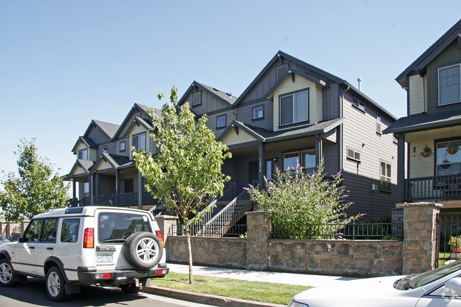 Primary Photo - Hillsboro Townhomes