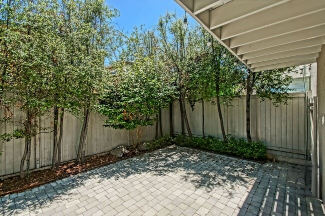 Building Photo - RECENTLY REMODELED, BRIGHT & AIRY 3BR2BA G...