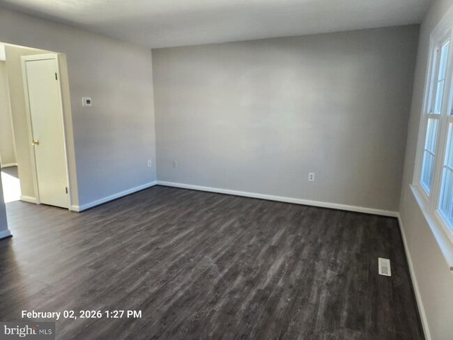 Building Photo - 1329 Robinhood Ln