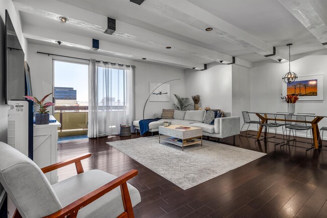 Foto del edificio - 321 S San Vicente Blvd