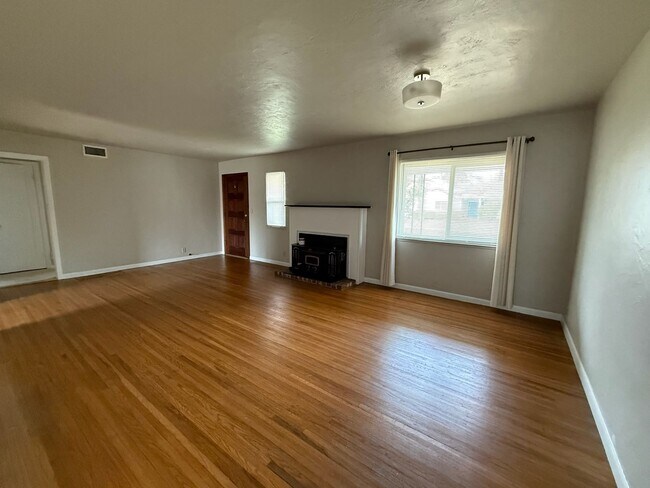Foto del edificio - Spacious 3 bed 2 bathroom with 2 car garage