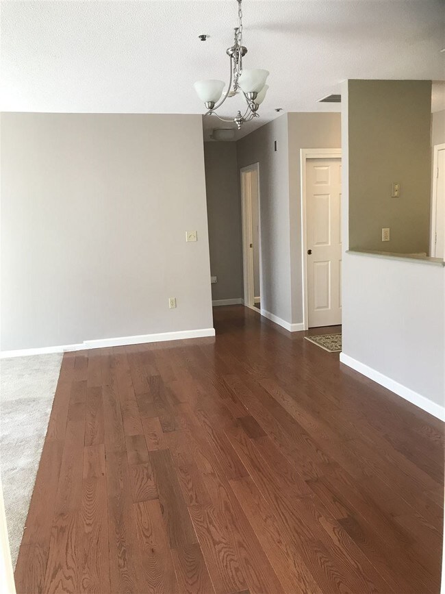 Building Photo - 16 Ledgewood Hills Dr