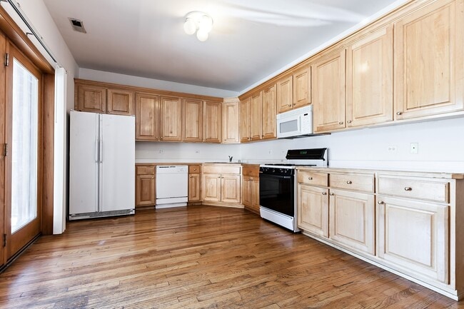 Building Photo - 4237 N Kenmore Ave