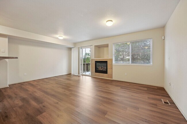 Foto del edificio - Wonderful End-unit townhome that backs to beautiful open space!