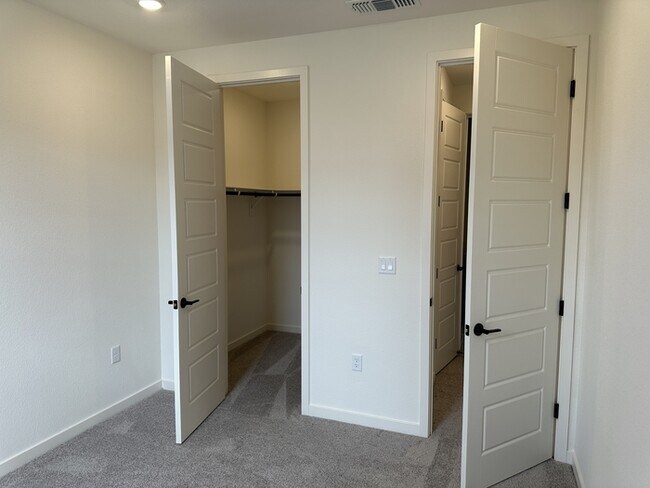 Foto del edificio - Come Tour This Beautiful Brand New 4-Bedro...
