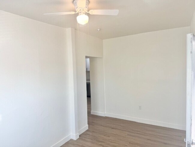 Foto del edificio - Unique Tri plex