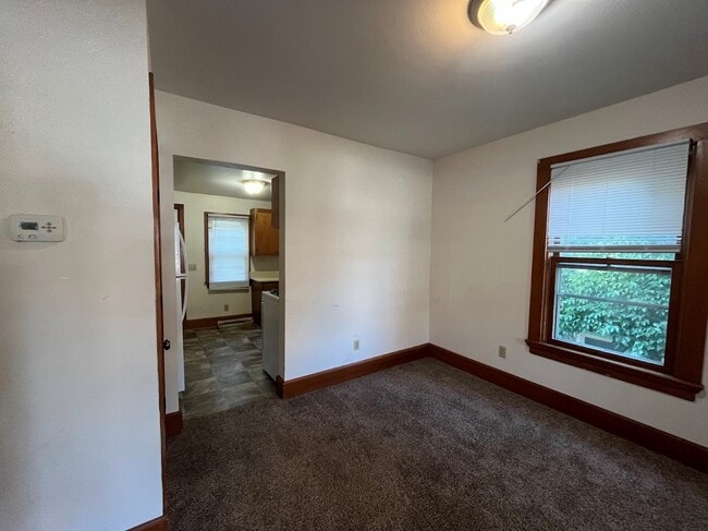 Building Photo - 917 E Johnson St