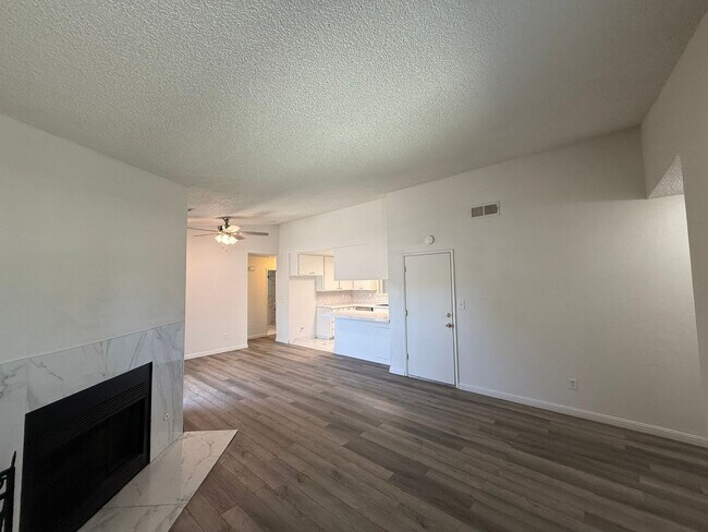 Building Photo - Two-bedroom single story in NW Modesto!