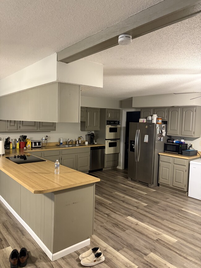 Spacious kitchen - 920 N Walnut St