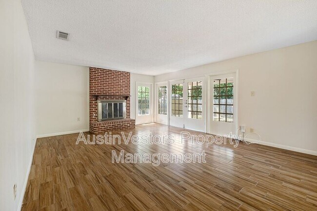 Foto del edificio - 8801 Camelia Ln