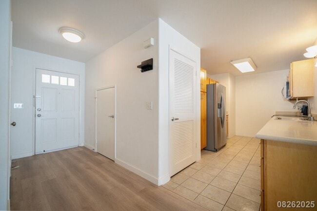 Building Photo - Rarely available! Ground floor 2-bdrm, 2-b...