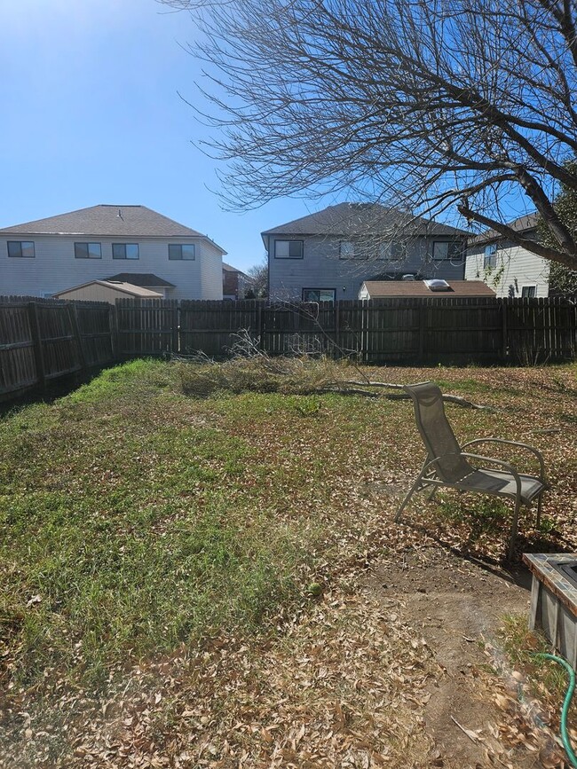 Building Photo - 4 bedroom Huge yard