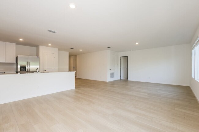 Building Photo - 447 Artemis St