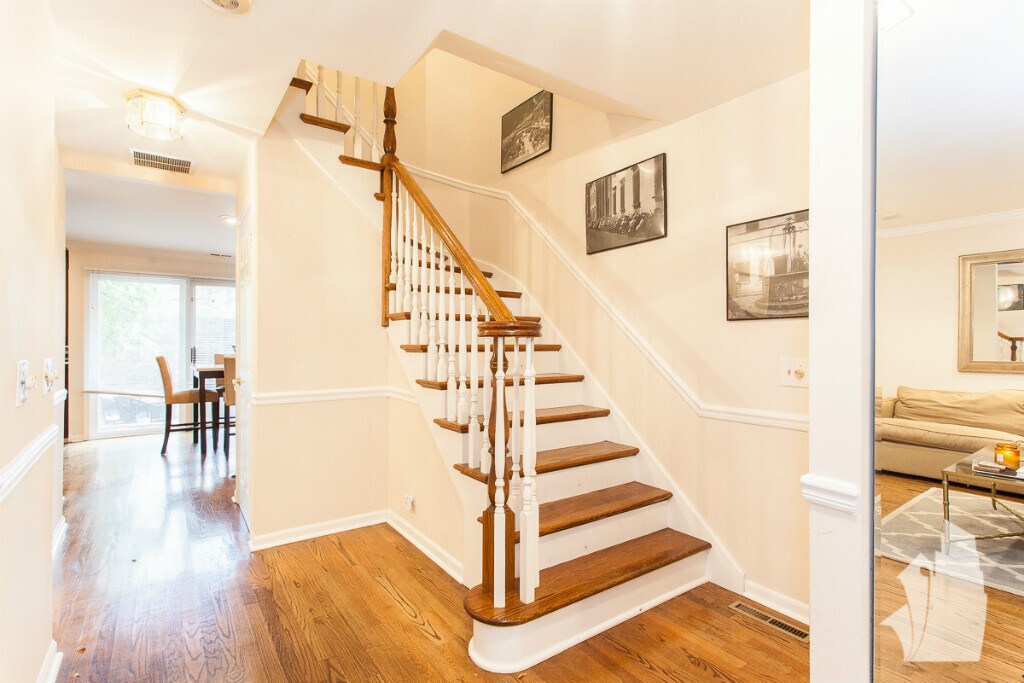 Primary Photo - 1330 N La Salle Dr