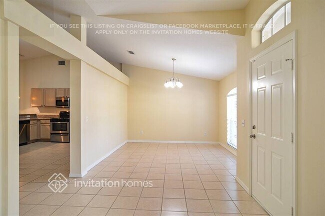 Building Photo - 842 SE Damask Ave