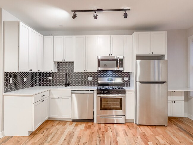 Building Photo - 653 W Wrightwood Ave