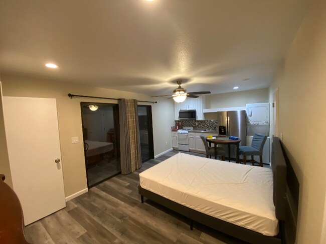 Foto del edificio - 447 Warwick Dr