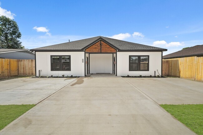 Foto del edificio - 6206 Lyndhurst Dr