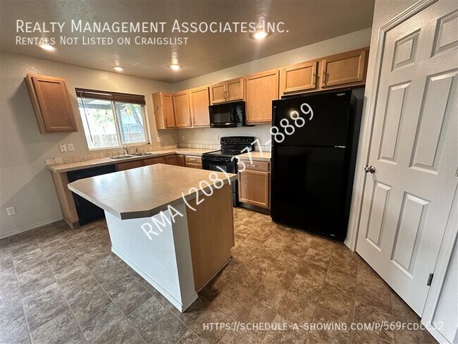 Building Photo - Charming 3 Bedroom Home Located in the Hea...