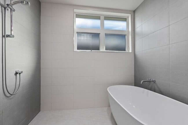 Foto del edificio - Stunning AIR CONDITIONED Alki Townhome w/ Rooftop Ocean View