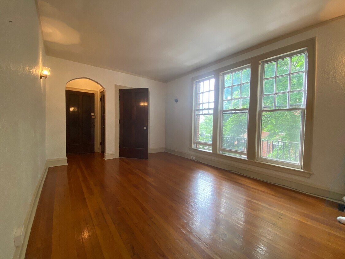 Primary Photo - 3350 N Claremont Ave