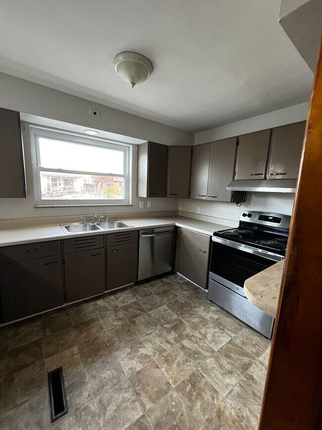Building Photo - Cozy 2 Bedrm/1 Bath Home in Dunbar! Covere...