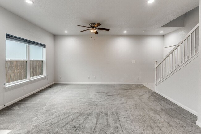 Foto del edificio - 3-BEDROOM TOWNHOME IN NORTH SHEARER HILLS