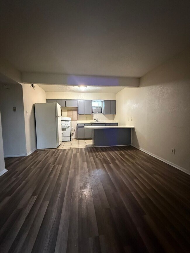 Building Photo - 1601 E Central Texas Expy