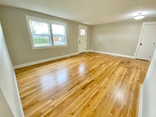 Building Photo - Beautifully Updated 3 Bedroom, 1 Bath Hous...