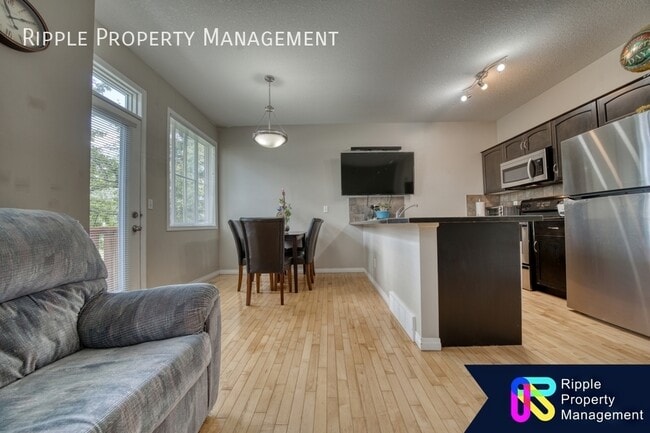 Building Photo - STUNNING 3 BEDS/ 2.5 BATHS TOWNHOUSE WITH ...