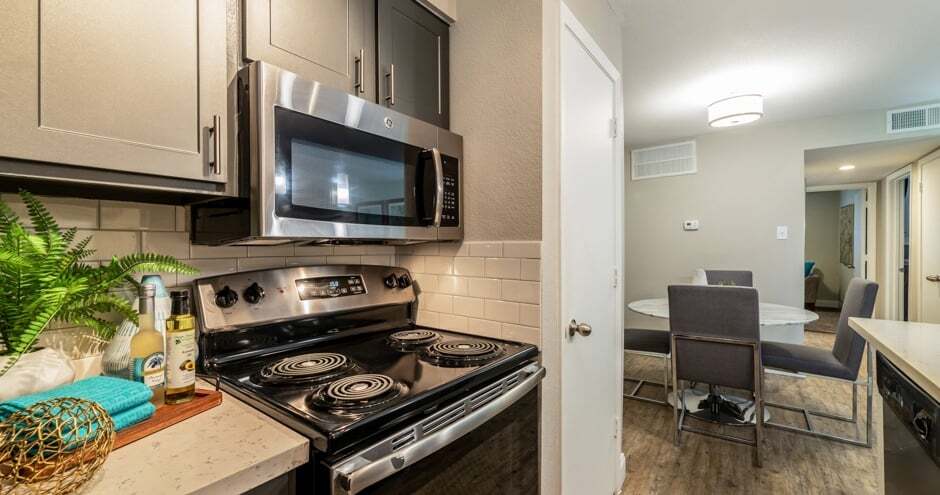 Foto principal - Flintridge Apartment Homes