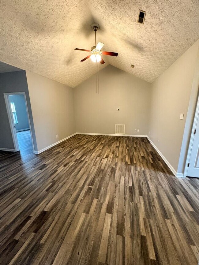 Building Photo - Charming NW Knoxville End-Unit Townhouse — 2 Beds, 2 Baths & 2-Car Garage