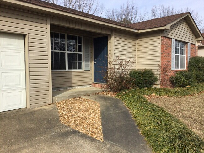 Foto del edificio - "Charming 2-Bed Home with Gleaming Hardwood Floors in Prime Jonesboro Location!"