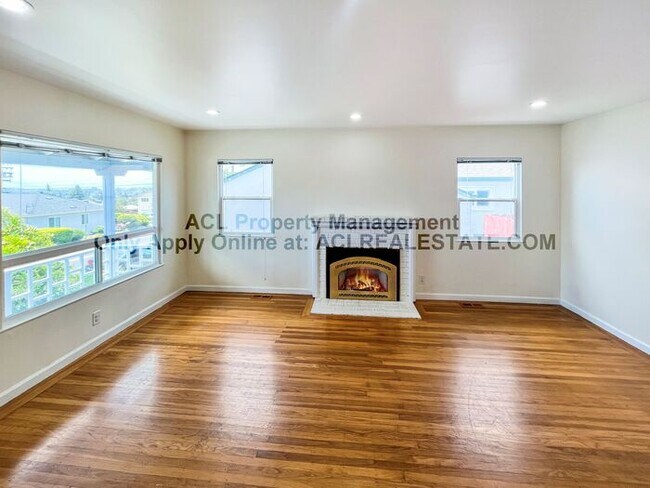 Foto del edificio - Charming 3-Bedroom Home with Lush Backyard...