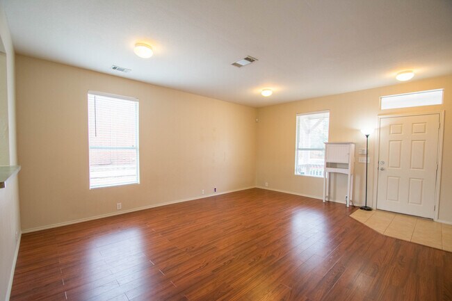 Building Photo - Beautifully crafted 3-2-2 home in Plano area!