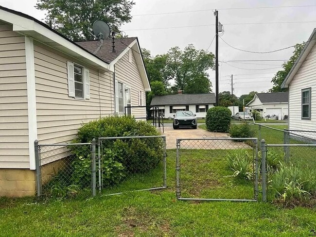 Building Photo - 726 McArthur Blvd