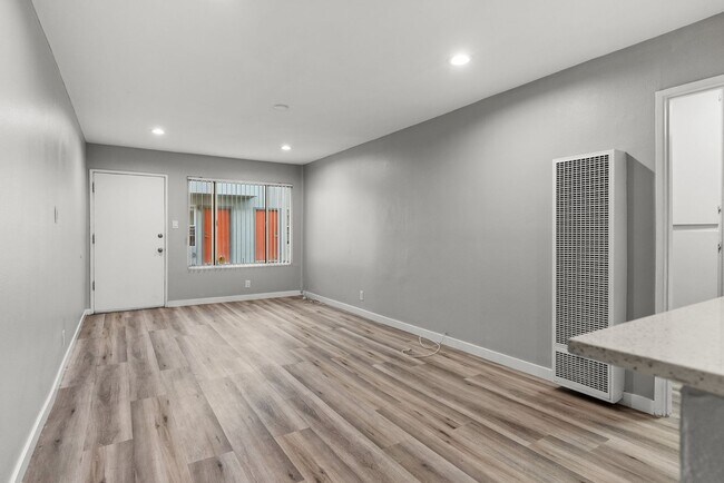 Foto del edificio - 10442 Lampson Ave