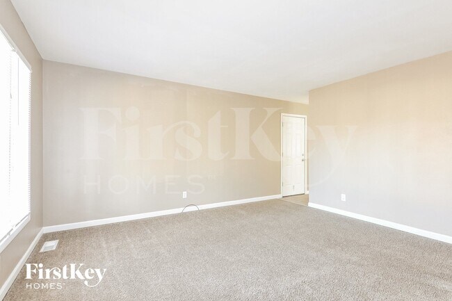 Building Photo - 2740 Sherwood Dr